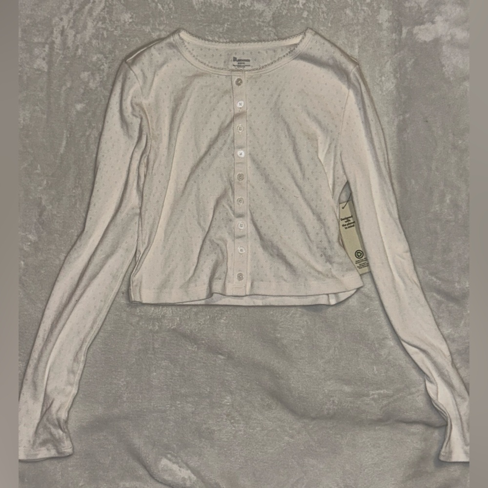 Cream long sleeve button up shirt. SIZE M